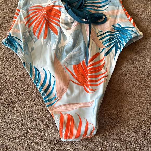 Cupshe Emani Tropical Plunge Lace Up One Piece - Picture 4 of 5